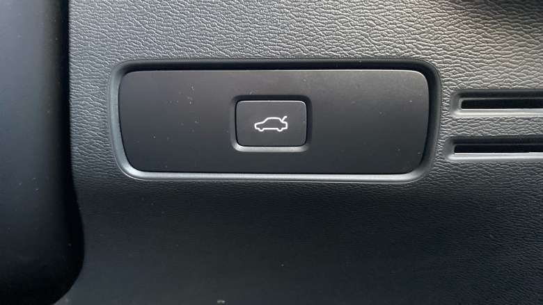 Volvo XC40 2.0 B3P Ultra Dark 5dr Auto Petrol Estate